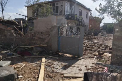 Hortumun devirdiği bayrak direği, jandarma tarafından tekrar yerine dikildi