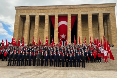 Bakan Bak, gençler ve sporcularla birlikte Anıtkabir'i ziyaret etti