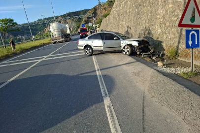 Alkollü otomobil, sürücüsü duran otomobile çarptı: 5 yaralı