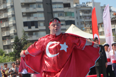 Adana’da 19 Mayıs coşkusu; Down sendromlu gençten Türk bayraklı gösteri