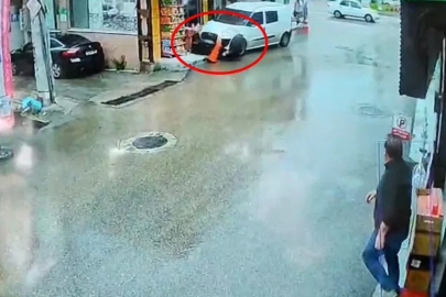 Hafif ticari aracın anne ve çocuğunu altına alıp, sürüklediği kaza kamerada