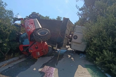Bodrum'da iş makinesi taşıyan kamyon devrildi: 3 yaralı