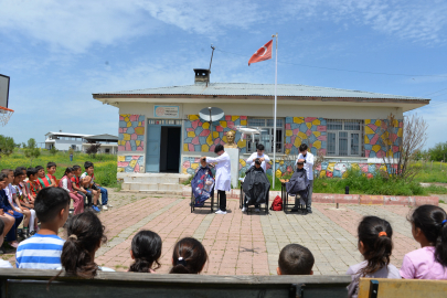 Meslek lisesi öğrencileri kırsalda çocukları bayrama hazırlıyor