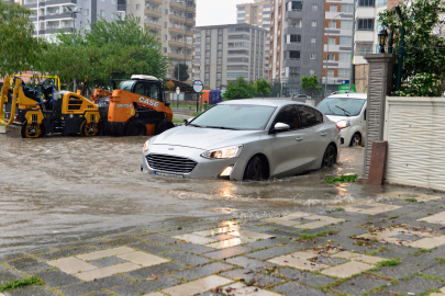 Adana’da sağanak nedeniyle yollar göle döndü