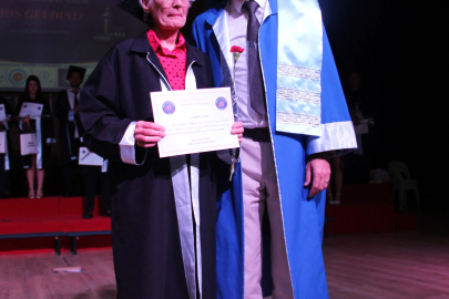 70 yaşında üniversiteden mezun oldu belgesini profesör oğlu verdi