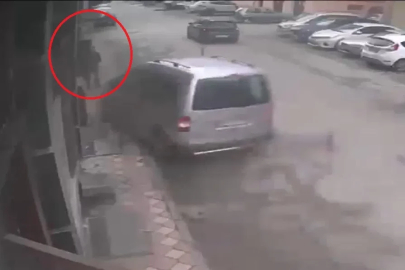 Hafif ticari aracın çarptığı 3 yayadan 1’i kurtarılamadı; kaza kamerada
