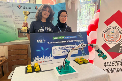 Geri dönüştürülmüş malzemeler ve 3D yazıcı ile geliştirdikleri robot projesiyle 3’üncü oldular