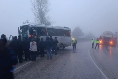 Yolcu minibüsü ile tanker çarpıştı: 3 yaralı