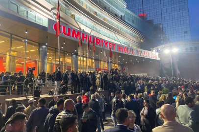 CHP’liler 'mutlak butlan' kararı sonrası genel merkezde toplandı