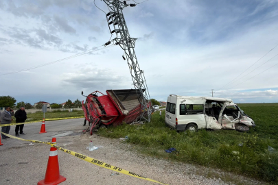 Aksaray'da servis minibüsü ile kamyonet çarpıştı: 5 yaralı 