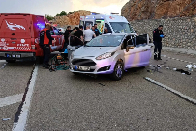 Malatya'da iki otomobil çarpıştı: 1'i çocuk 9 yaralı 