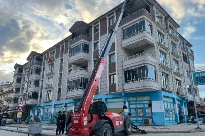 Cenaze, 4'ücü kattan teleskopik forkliftle indirildi