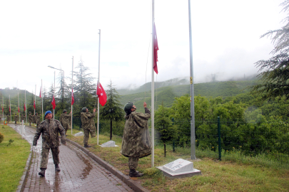 Bingöl'de 33 yıl önce şehit edilen 33 asker törenle anıldı