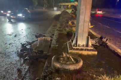 Refüje çarpan otomobilin sürücüsü yaralandı