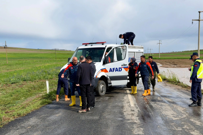 Kırşehir'de şiddetli sağanak; Tarım arazileri ve yollar göle döndü