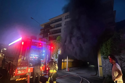 Apartmanın kapalı otoparkında çıkan yangında 3 otomobil zarar gördü