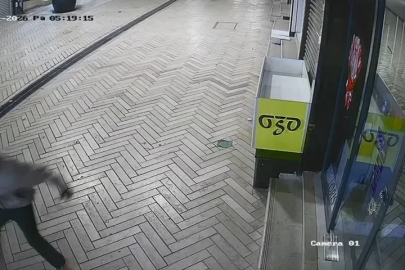 Yalın ayak dükkanın camını taşla kırdı; o anlar kamerada 