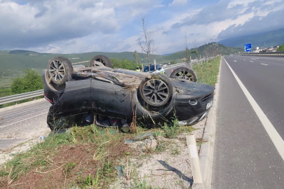 Takla atan otomobildeki anne ile oğlu yaralandı