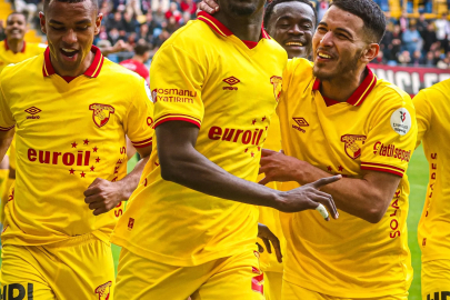 Göztepe'de Bokele'ye Alman ve Fransız kancası