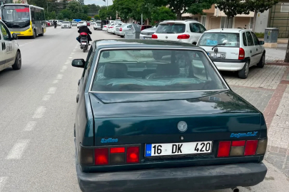 Otomobilinin sol ön kapısını açıp, ayağıyla tutarak trafikte ilerledi (2)