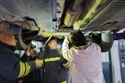 Otomobilin motor bölümüne giren kedi sanayide çıkarıldı