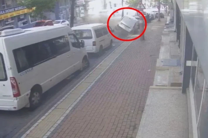 Hafif ticari aracın park halindeki 6 araca çarptığı kaza kamerada