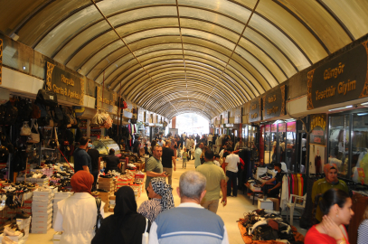 Hatay'da bayram alışverişi için vatandaşlar prefabrik olarak kurulan Uzun Çarşı’ya akın etti