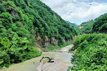 Derede balık avlarken yeğeniyle akıntıya kapılan amcayı arama çalışmaları sürüyor; son anları kamerada