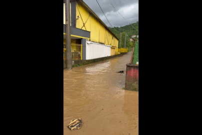 Rize’de sağanak; çay fabrikası ile inşaat alanını su bastı