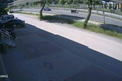 Bursa'da kamyonet kasasından demir kafes düştü; o anlar kamerada