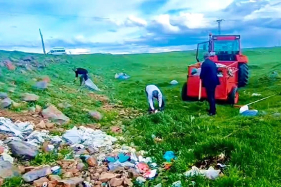 Kars’ta muhtarlar el ele verdi, köy girişlerindeki çöpleri temizledi