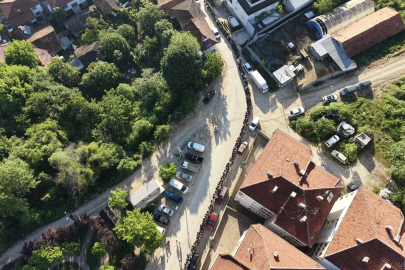 Mahallede 60 yıllık gelenek; bayramlaşma kuyruğu 1 kilometreyi geçti