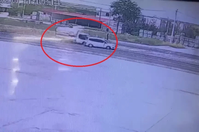 Kurbanlık yüklü kamyonetle hafif ticari aracın çarpıştığı kaza kamerada: 4 yaralı