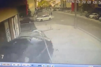 Otomobil iş yerine girdi; kaza anı kamerada 