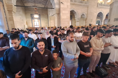 Adana'da camileri dolduran vatandaşlar, bayram namazı için saf tuttu