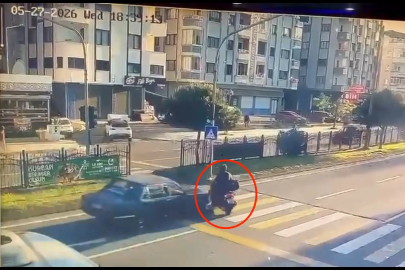 Otomobil yaya geçidinde motosiklete çarptı: kaza kamerada