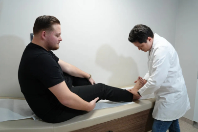Halı sahada Lisfranc yaralanması yaşayan hasta aylar sonra yürümeye başladı