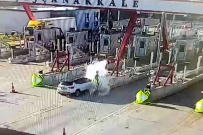  Otoyol gişelerine çarpan otomobildeki karı-kocayı ölüm ayırdı; kaza anı kamerada