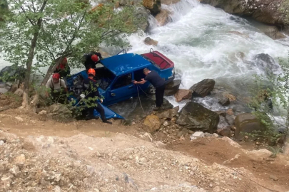 Otomobil dereye düştü; karı-koca öldü, 1 yaralı