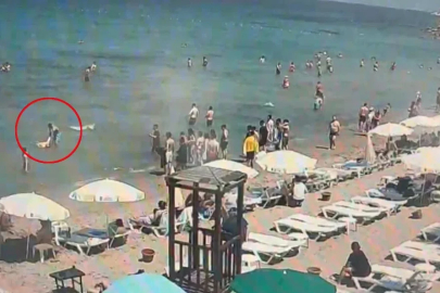 Denizde boğulma tehlikesi geçiren Çinli turist kurtarıldı; o anlar kamerada