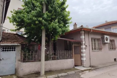 Kiraz toplarken demir korkuluğun üzerine düşüp öldü