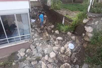 Amasya'da istinat duvarının çökme anı kamerada