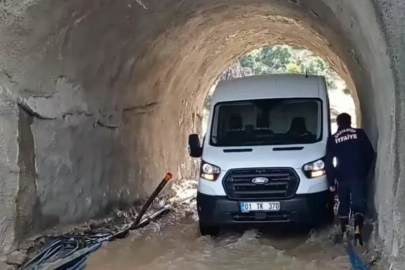 Sağanak nedeniyle minibüste mahsur kalan aile kurtarıldı