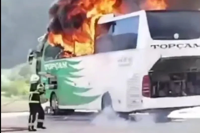 Terminalde yolcu otobüsü alev alev yandı