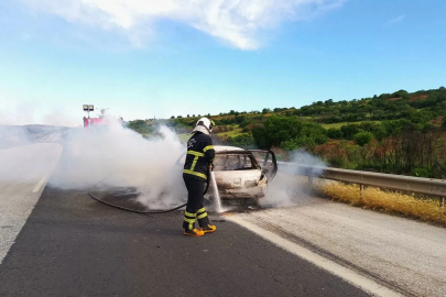 Gaziantep’te seyir halindeki otomobil yandı