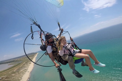 Saros'un güzelliklerini paramotorla keşfediyorlar