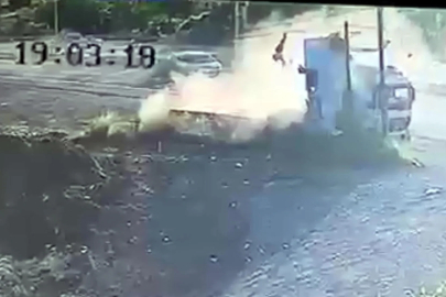 Midibüsün çarptığı kamyonet takla attı: 1 ölü, 8 yaralı