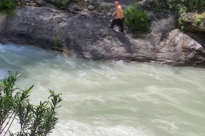 Serinlemek için girdiği çayda akıntıya kapılarak kayboldu