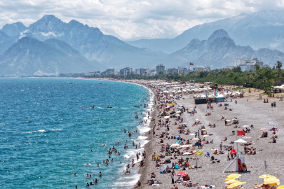 Bayram tatilinin son gününde Konyaaltı Sahili’nde yoğunluk oluştu
