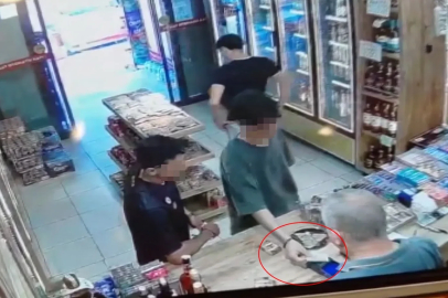 Yolda buldukları kredi kartıyla alışveriş yapan şüpheliler kamerada 